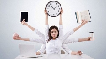 Công ty tung 'bảng vàng tăng ca' đến 23h, dân mạng hỏi: 'Khen hay tố cáo?'