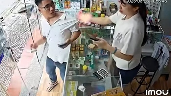 Khách bị túm cổ áo vì chuyển khoản tiền chưa qua đã bỏ đi