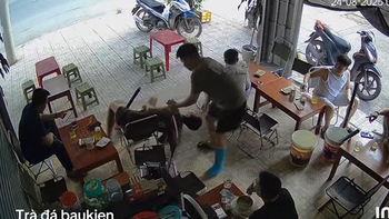 Cả quán hú hồn với thanh niên say thuốc lào