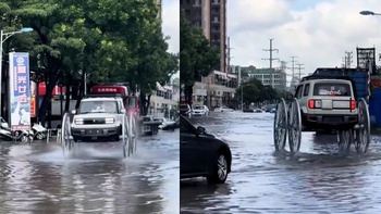 Ô tô lắp bánh xe ngựa chạy bon bon trên đường ngập