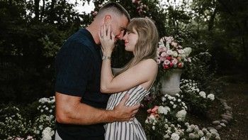 Taylor Swift đính hôn với cầu thủ cao gần 2m, mạng xã hội toàn cầu như 'nổ tung'
