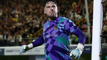 Thủ môn của Grimsby Town ‘đau lòng’ khi đá bại Man Utd