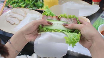 Du khách say mê thưởng thức ẩm thực giữa lòng thành phố Đà Nẵng