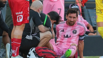 Bóng đá Mỹ nhốn nháo khi Lionel Messi phải rời sân ở phút 11