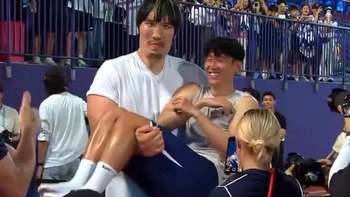 Son Heung Min ‘lọt thỏm’ trong vòng tay võ sĩ MMA