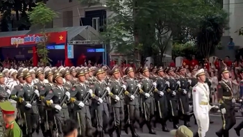 Khối quân nhân Trung Quốc hát 'Như có Bác Hồ trong ngày vui đại thắng'