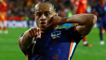 Vừa ký hợp đồng với Tottenham, Xavi Simons liền 'cà khịa' Chelsea