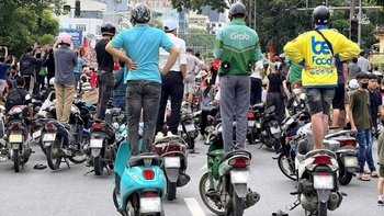 Ảnh vui 30-8: Tuy cạnh tranh nhưng lại nhìn chung một hướng