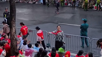 Người dân hát 'Như có Bác Hồ trong ngày vui đại thắng' khi chờ tổng duyệt diễu binh