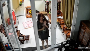 Cô gái sang chấn tâm lý khi đập mặt vào cửa kính cường lực