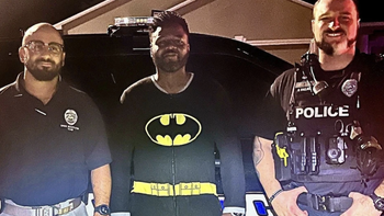 Batman đời thực tóm gọn kẻ trộm trong 'phút mốt'
