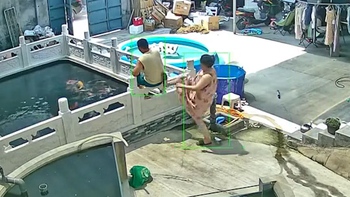 Trưa nắng không ngủ, chồng ngồi cho cá koi ăn bị vợ đạp ngã xuống hồ