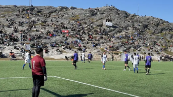 Những chuyện chỉ có ở bóng đá vùng đất băng giá Greenland