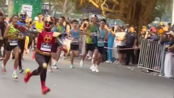 Chàng trai chạy marathon phong cách '10 giây huy hoàng rồi chợt tắt'
