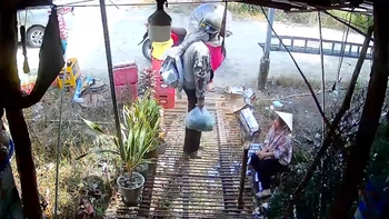 Pha ngã để đời của cô gái ôm bia khiến bạn bè cười như trúng số
