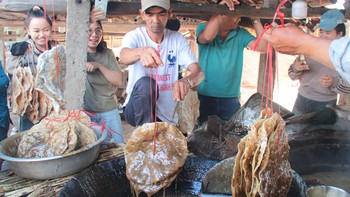 Đi ăn bánh tráng nhúng đường