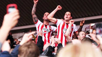 Fan Southampton ‘khổ’ nhất nước Anh còn fan Man Utd đội mưa nhiều nhất