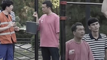 Thanh niên khiến nhiều người trầm trồ với màn biểu diễn hít xà đơn siêu ảo