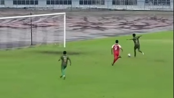 Cầu thủ bỏ lỡ cơ hội ghi bàn vì vội ăn mừng sớm