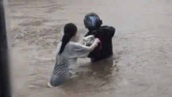 Shipper ở Hàn Quốc lội nước ngập giao đồ ăn vì sợ bị phạt