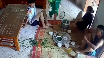 Bố chán không buồn nói khi con trai làm đổ nồi canh