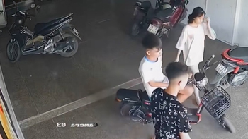 Thấy gái xinh, hai thanh niên liền thể hiện mà chiếc xe không cho phép