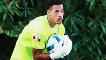 Hai thủ môn bị đuổi sớm, hậu vệ bắt gôn cứu Portimonense