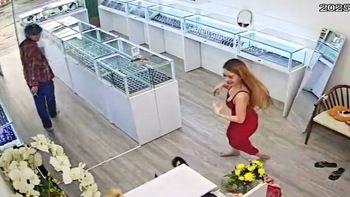 Vợ nhảy nhót sung sướng khi được chồng tặng thú cưng
