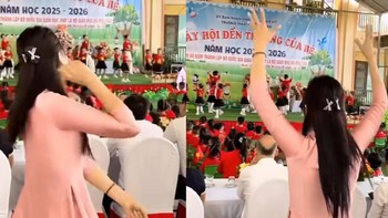 Cô giáo nhắc bài múa cho học sinh siêu đáng yêu