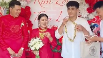 Cả họ cười đau bụng với màn trao quà cưới của em trai cô dâu