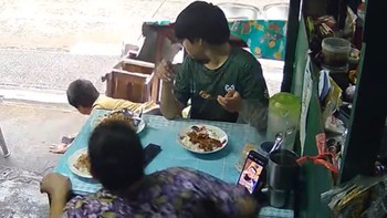 Bé trai 'giúp' bà dọn hàng sớm
