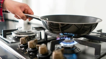 Ối trời, có người quên tắt bếp gas suốt cả tháng!
