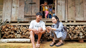 Vượt núi Ngọc Linh, 'cõng' hành chính số vào làng