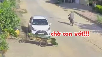 Ông chú đánh rơi thùng xe giữa đường không hay biết