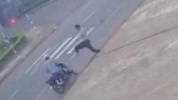 'Bia tặc' bị song phi ngã sõng soài xuống đường