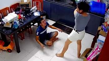 Chồng đứng hình trước nụ cười chiến thắng của vợ khi chơi oẳn tù tì