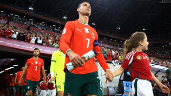 Szoboszlai từ cậu bé mascot đến thủ quân tuyển Hungary mà Ronaldo vẫn còn đá