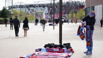 Khăn 'nửa này nửa kia' bị cấm trong trận West Ham gặp Tottenham