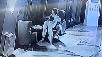 Cô gái ngồi lên đùi người lạ vì mải nhìn điện thoại