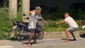 Cười sảng với màn tỉ thí võ công giữa hai 'cao thủ võ lâm'