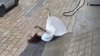 Cô gái ngã lộn nhào vì mải mê 'sống ảo'