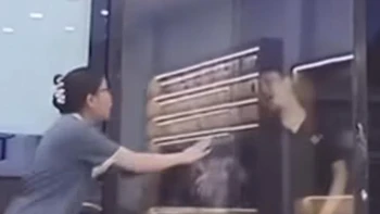 Thanh niên u đầu vì kính cường lực quá sạch
