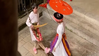 Chàng trai nhanh trí cất giọng hát khi thấy các em nhảy không có nhạc