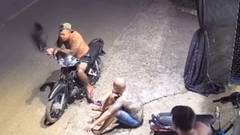 Thanh niên ngồi xe máy buôn chuyện, tự nhiên 'ăn 3 mũi 900.000 đồng'