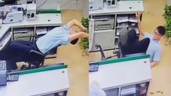 Thanh niên ngã ngữa khi đang vươn vai