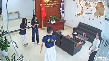 Nam nhân viên quê một cục với khách khi mặc váy nhảy đu trend