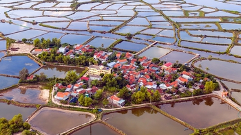 Ngôi làng độc đáo như 'ốc đảo' ngủ quên