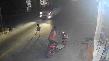 Tài xế hú hồn hú vía vì chút bất cẩn khi bà chở cháu