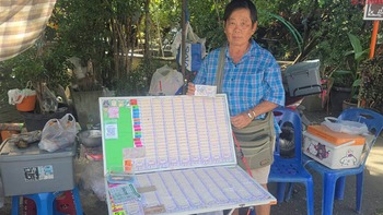 Giữ lại vé số ế, người phụ nữ nghèo ẵm luôn 6 giải thưởng