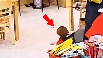 Nam nhân viên 'hướng nội' sau cú ngã giữa quán